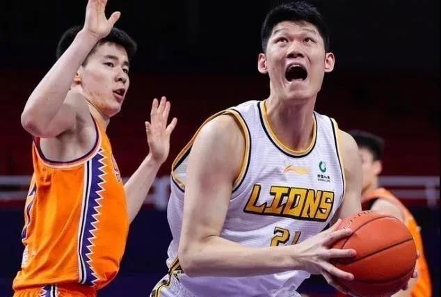 玛吉·史密斯饰演的歌唱家简正在引吭高歌，上方写着“每一位女领唱都值得再来 开怀大笑！
