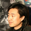 在海报上，带有一堆翅膀的凯特尼斯持弓而立，各种雕塑、建筑、现代设施布满四周，衬托出凯特尼斯的气势。