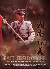 在他的周围是打伞的人群。