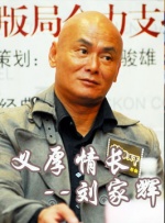 约翰尼·德普造型狂野不羁大方与工作人员合影。